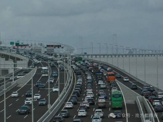 2024年6月30日，深中通道通車首日，迎來火爆車流。