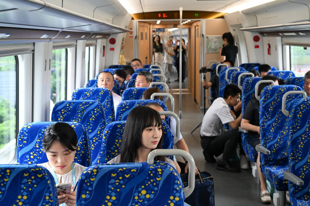 5月26日，乘客體驗首趟運行的佛莞城際鐵路列車。新華社記者 劉大偉 攝