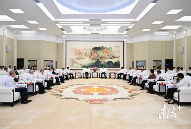 黃坤明黃楚平會見澳門特別行政區第十四屆全國人大代表專題調研組