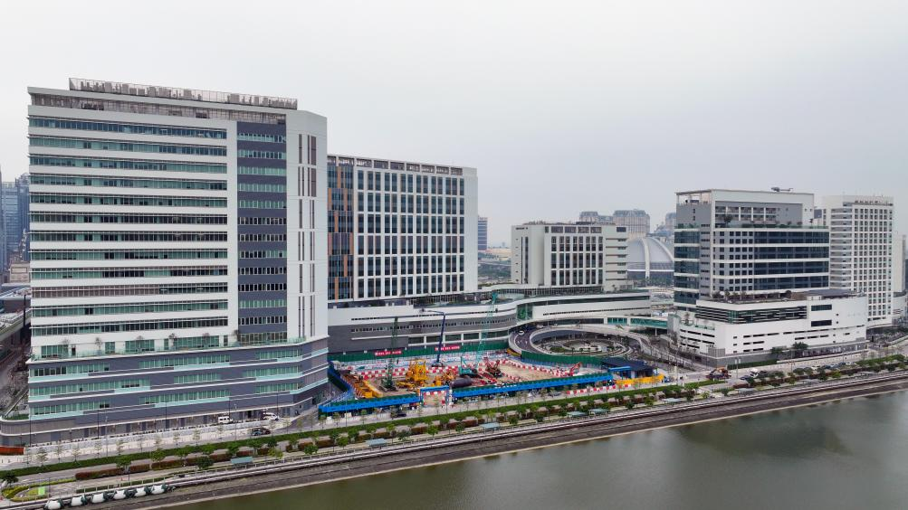 這是離島醫療綜合體北京協和醫院澳門醫學中心(2023年12月18日攝,無人機照片)。新華社發(梁建華攝) 這是離島醫療綜合體北京協和醫院澳門醫學中心(2023年12月18日攝,無人機照片)。新華社發(梁建華攝)