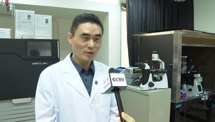 △埃爾文·內爾生物物理與創新藥物實驗室副教授范星星接受總臺記者采訪 △埃爾文·內爾生物物理與創新藥物實驗室副教授范星星接受總臺記者采訪