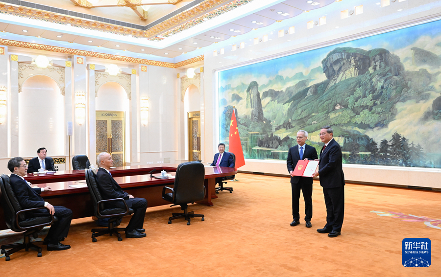 11月1日下午,國(guó)家主席習(xí)近平在北京人民大會(huì)堂會(huì)見(jiàn)新當(dāng)選并獲中央政府任命的澳門特別行政區(qū)第六任行政長(zhǎng)官岑浩輝。這是在習(xí)近平的見(jiàn)證下,國(guó)務(wù)院總理李強(qiáng)向岑浩輝頒發(fā)任命他為中華人民共和國(guó)澳門特別行政區(qū)第六任行政長(zhǎng)官的國(guó)務(wù)院第794號(hào)令。新華社記者 申宏 攝 11月1日下午,國(guó)家主席習(xí)近平在北京人民大會(huì)堂會(huì)見(jiàn)新當(dāng)選并獲中央政府任命的澳門特別行政區(qū)第六任行政長(zhǎng)官岑浩輝。這是在習(xí)近平的見(jiàn)證下,國(guó)務(wù)院總理李強(qiáng)向岑浩輝頒發(fā)任命他為中華人民共和國(guó)澳門特別行政區(qū)第六任行政長(zhǎng)官的國(guó)務(wù)院第794號(hào)令。新華社記者 申宏 攝