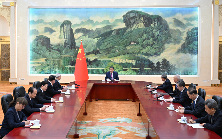 11月1日下午,國家主席習近平在北京人民大會堂會見新當選并獲中央政府任命的澳門特別行政區第六任行政長官岑浩輝。新華社記者 謝環馳 攝 11月1日下午,國家主席習近平在北京人民大會堂會見新當選并獲中央政府任命的澳門特別行政區第六任行政長官岑浩輝。新華社記者 謝環馳 攝