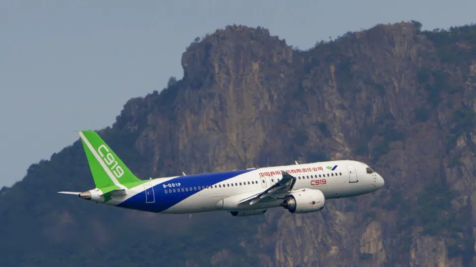 △去年12月,C919飛機(jī)與ARJ21飛機(jī)在香港進(jìn)行飛行展示 △去年12月,C919飛機(jī)與ARJ21飛機(jī)在香港進(jìn)行飛行展示