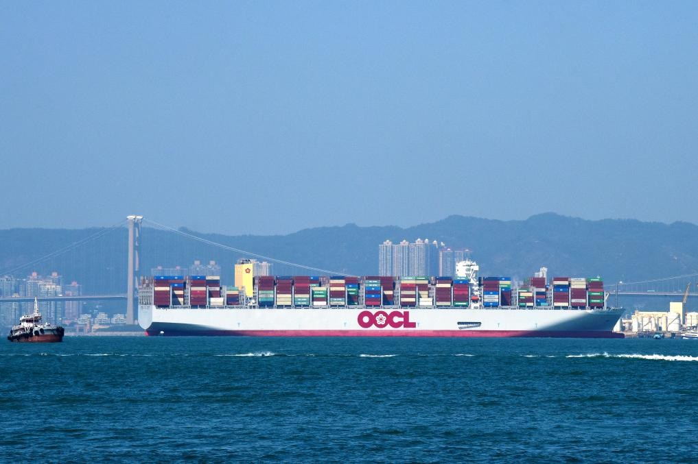 2023年11月20日,一艘東方海外貨柜航運有限公司集裝箱船駛向香港貨柜碼頭。 2023年11月20日,一艘東方海外貨柜航運有限公司集裝箱船駛向香港貨柜碼頭。
