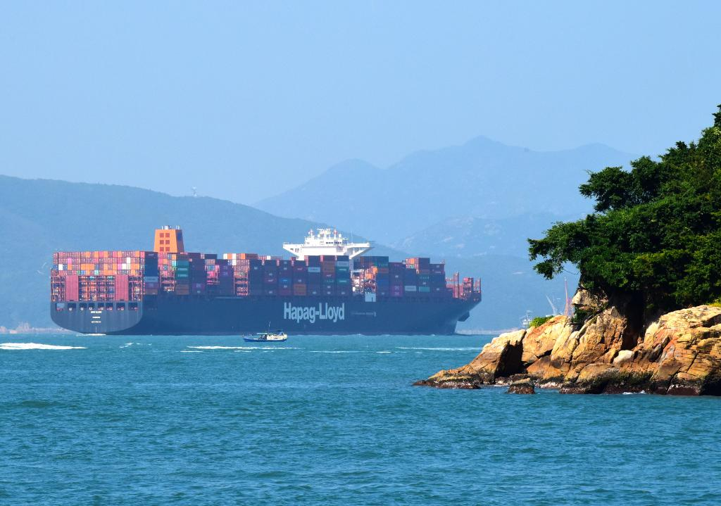 2023年11月20日,一艘赫伯羅特公司集裝箱船駛向香港貨柜碼頭。 2023年11月20日,一艘赫伯羅特公司集裝箱船駛向香港貨柜碼頭。