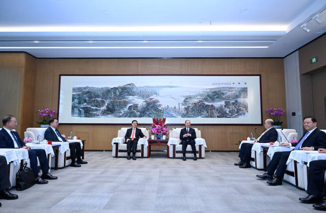 11月25日,黃坤明、王偉中與李家超、鄭雁雄率領的香港工商界代表團舉行工作會見。南方+記者 王輝 李細華 攝 11月25日,黃坤明、王偉中與李家超、鄭雁雄率領的香港工商界代表團舉行工作會見。南方+記者 王輝 李細華 攝