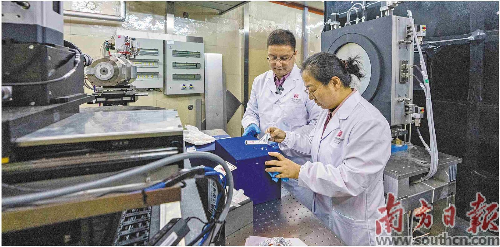 中國散裂中子源科研人員利用能量分辨中子成像譜儀開展文物檢測。黃政正 陳雅靖 攝