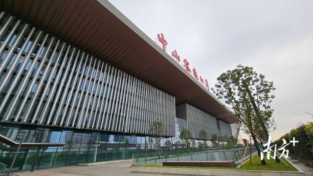 新中山客運(yùn)口岸。 南方+ 雷海泉 拍攝