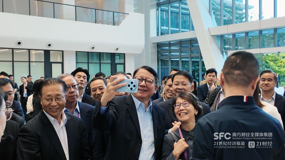 （香港特別行政區政務司司長陳國基與考察團成員自拍。莊歡/攝）
