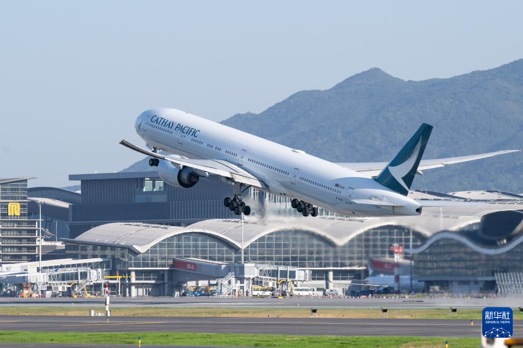 11月28日,香港國際機場三跑道系統(tǒng)正式啟用后,一架飛機從中跑道起飛。新華社記者 朱煒 攝 11月28日,香港國際機場三跑道系統(tǒng)正式啟用后,一架飛機從中跑道起飛。新華社記者 朱煒 攝