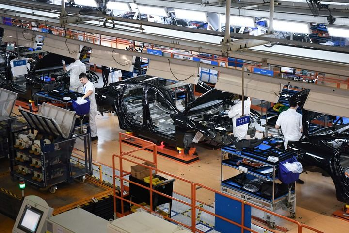 工作人員在廣東肇慶小鵬汽車智能網聯科技產業園內的總裝生產線上工作（2023年10月9日攝）。新華社記者 鄧華 攝
