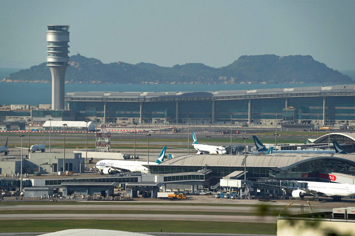 這是香港國際機場停機坪(2024年11月27日攝)。新華社發(龍鏡伊攝) 這是香港國際機場停機坪(2024年11月27日攝)。新華社發(龍鏡伊攝)