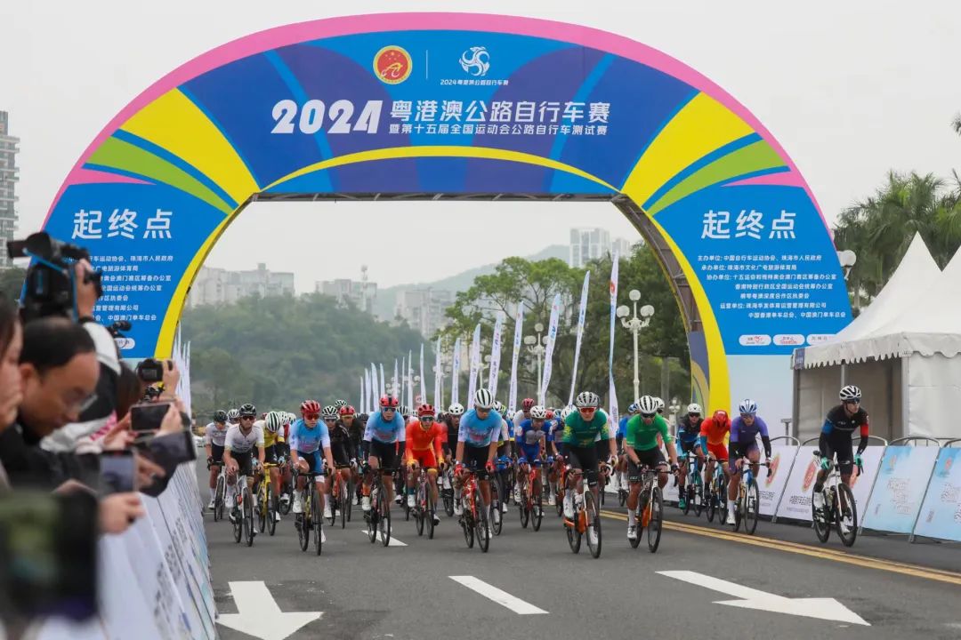 伴隨著發槍聲起,67名選手們魚貫而出。 南方+ 錢文攀 拍攝 伴隨著發槍聲起,67名選手們魚貫而出。 南方+ 錢文攀 拍攝