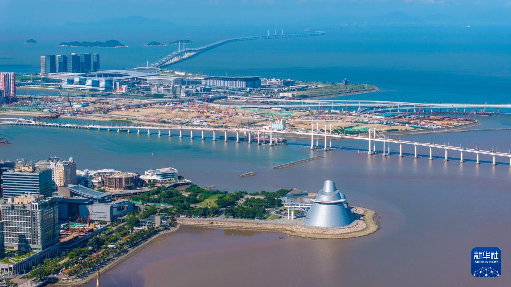 8月3日拍攝的澳門科學(xué)館（前）、澳門新城A區(qū)和港珠澳大橋（后）（無(wú)人機(jī)照片）。