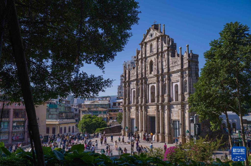 11月26日，旅客在澳門大三巴牌坊游覽。