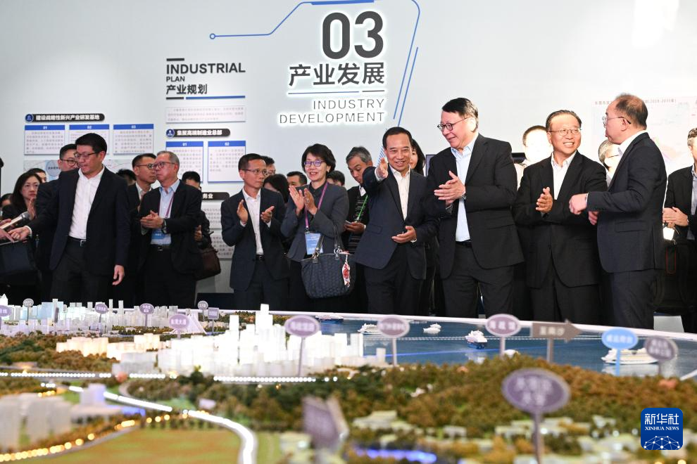  2024年11月26日，香港工商界代表團參觀東莞濱海灣新區展示中心。新華社發