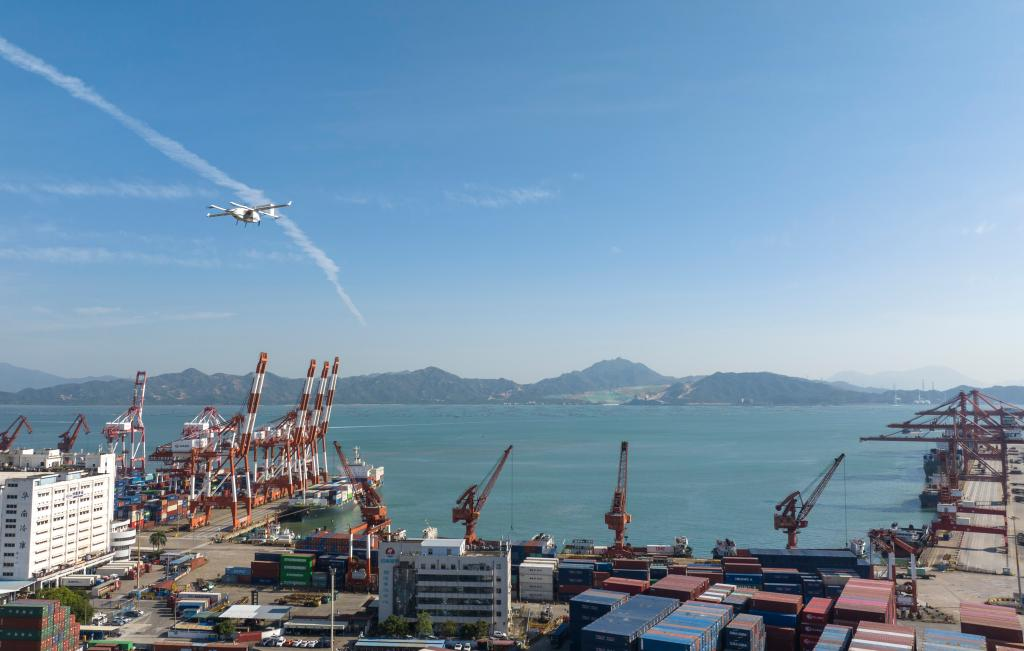 11月27日，豐翼科技（深圳）有限公司的一架無人機搭載著快件從珠海飛抵深圳蛇口集裝箱碼頭附近的起降點。新華社記者 毛思倩 攝