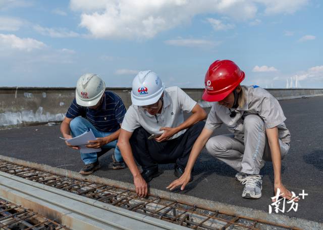 9月27日，黃茅海跨海通道上，馬倩倩正在陪同業(yè)主驗(yàn)收伸縮縫。