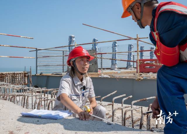 9月27日，黃茅海跨海通道上，馬倩倩正在檢查伸縮縫施工進(jìn)度。