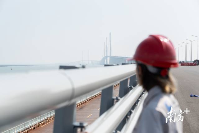 9月27日，馬倩倩望向正在建設(shè)中的黃茅海跨海通道。