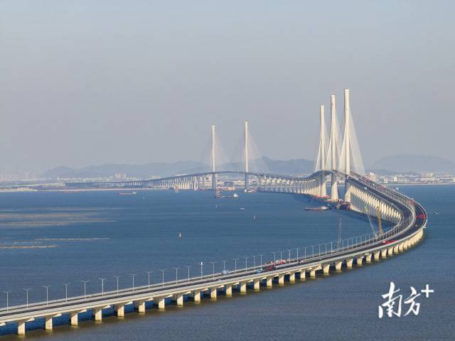 黃茅海跨海通道起于珠海高欄港經(jīng)濟(jì)區(qū)，橫跨黃茅海水域，終至江門臺(tái)山市，全長(zhǎng)約31公里，其中跨海段約14公里。