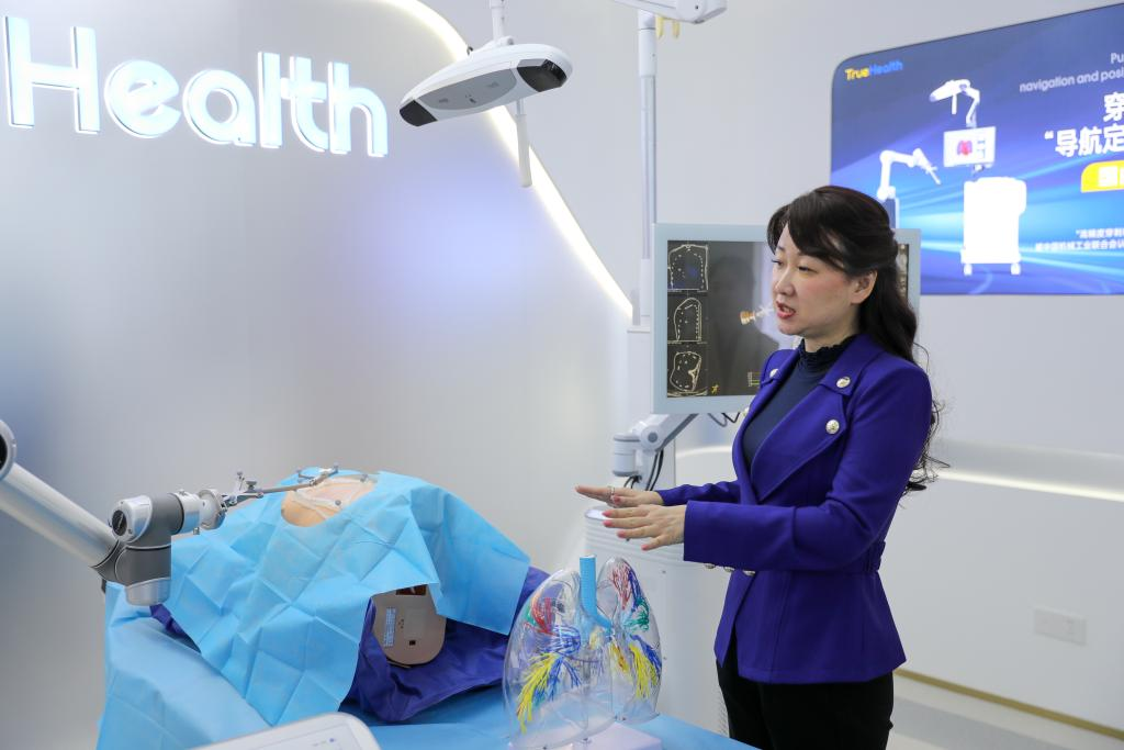 11月24日,在橫琴澳門青年創業谷,真健康公司創始人、澳門青年張昊任介紹產品“穿刺手術導航定位系統”。新華社記者 王益亮 攝 11月24日,在橫琴澳門青年創業谷,真健康公司創始人、澳門青年張昊任介紹產品“穿刺手術導航定位系統”。新華社記者 王益亮 攝