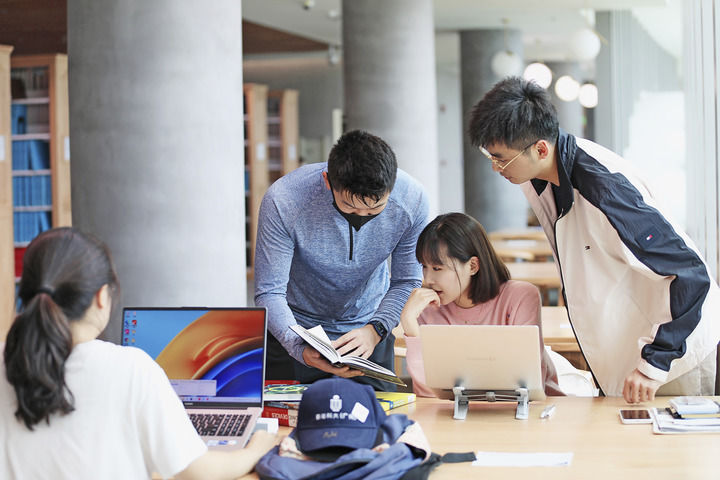 香港科技大學（廣州）紅鳥碩士班的同學在一起討論（2024年2月攝）。新華社發
