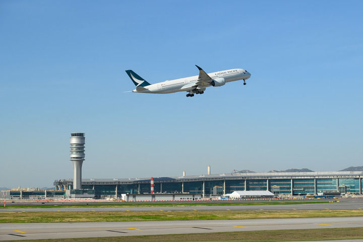 香港國際機場三跑道系統正式啟用后，一架飛機從中跑道起飛（2024年11月28日攝）。新華社發