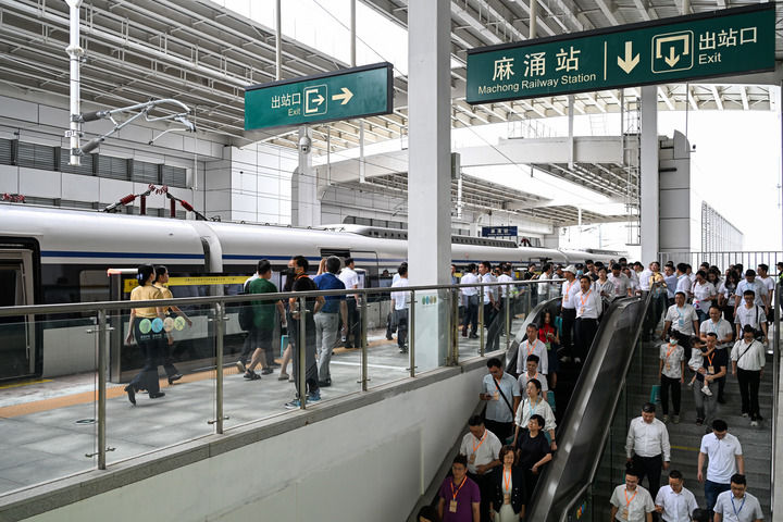 首趟運(yùn)行的佛莞城際鐵路列車停靠東莞麻涌站（2024年5月26日攝）。廣佛南環(huán)、佛莞城際鐵路與佛肇城際、莞惠城際相連，形成全長258公里的粵港澳大灣區(qū)最長的城際鐵路。新華社記者 劉大偉 攝