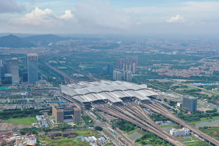 廣州南站（2024年6月23日攝，無人機照片）。從這里出發，乘坐廣深高鐵只需48分鐘，就能抵達香港市中心的西九龍站。新華社記者 劉大偉 攝