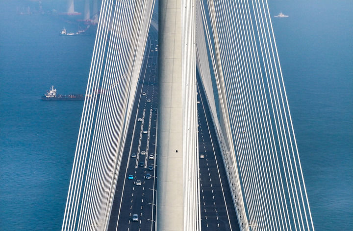 黃茅海跨海通道正式通車后，車輛行駛在黃茅海大橋上（2024年12月11日攝，無人機(jī)照片）。新華社記者 劉大偉 攝