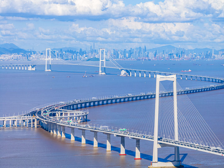 車輛行駛在深中通道上（2024年7月3日攝，無人機照片）。新華社記者 毛思倩 攝