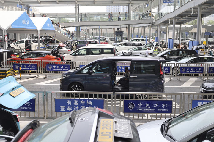 車輛在港珠澳大橋珠海公路口岸等待通關(guān)（2024年4月4日攝）。新華社發(fā)（王相國 攝)