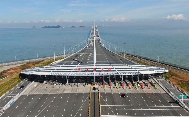 在珠海拍攝的港珠澳大橋入口（2023年12月15日攝，無人機照片）。新華社記者 鄧華 攝