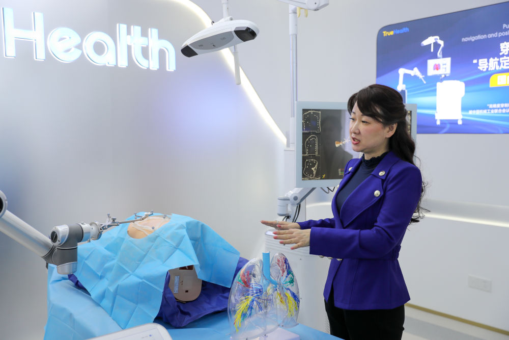 2024年11月24日,在橫琴澳門青年創業谷,澳門青年介紹“穿刺手術導航定位系統”。 2024年11月24日,在橫琴澳門青年創業谷,澳門青年介紹“穿刺手術導航定位系統”。