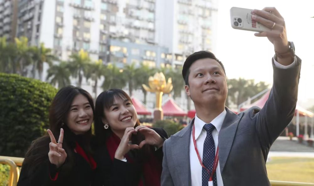 12月20日，澳門特別行政區(qū)政府隆重舉行升旗儀式，慶祝澳門回歸祖國25周年。　