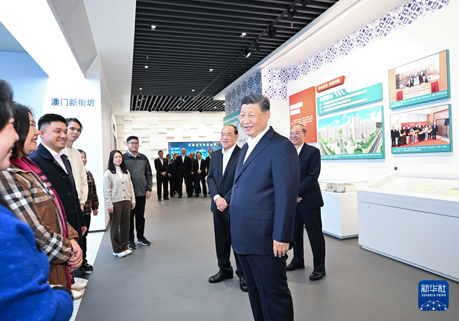 12月19日上午,中共中央總書記、國家主席、中央軍委主席習(xí)近平在澳門特別行政區(qū)行政長官賀一誠陪同下,來到橫琴粵澳深度合作區(qū)考察。這是習(xí)近平在橫琴天沐琴臺展示廳澳門新街坊項目展區(qū)前,同居住在這里的市民代表親切交談。新華社記者 燕雁 攝 12月19日上午,中共中央總書記、國家主席、中央軍委主席習(xí)近平在澳門特別行政區(qū)行政長官賀一誠陪同下,來到橫琴粵澳深度合作區(qū)考察。這是習(xí)近平在橫琴天沐琴臺展示廳澳門新街坊項目展區(qū)前,同居住在這里的市民代表親切交談。新華社記者 燕雁 攝