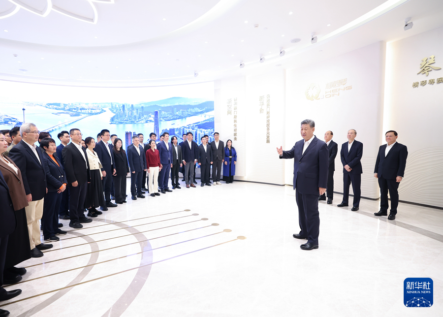 12月19日上午,中共中央總書記、國家主席、中央軍委主席習近平在澳門特別行政區行政長官賀一誠陪同下,來到橫琴粵澳深度合作區考察。這是習近平在橫琴天沐琴臺展示廳考察時,同參與橫琴粵澳深度合作區規劃、建設、管理、服務等各方面代表親切交流。新華社記者 鞠鵬 攝 12月19日上午,中共中央總書記、國家主席、中央軍委主席習近平在澳門特別行政區行政長官賀一誠陪同下,來到橫琴粵澳深度合作區考察。這是習近平在橫琴天沐琴臺展示廳考察時,同參與橫琴粵澳深度合作區規劃、建設、管理、服務等各方面代表親切交流。新華社記者 鞠鵬 攝