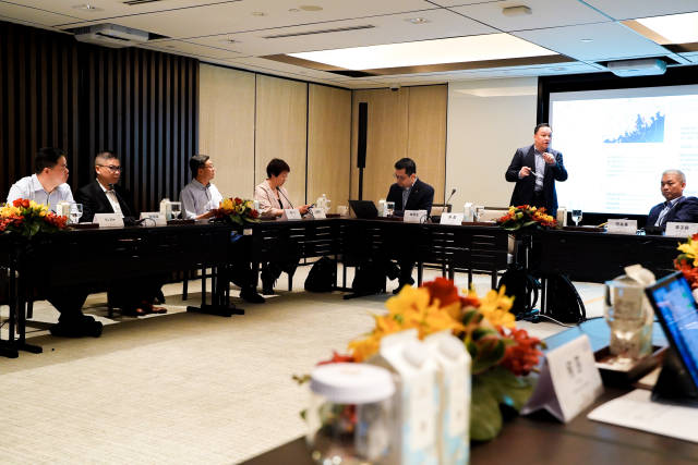 2023年，“澳琴聯合招商推介代表團”順利出海，蘇崑向新加坡企業介紹澳琴投資環境。 2023年，“澳琴聯合招商推介代表團”順利出海，蘇崑向新加坡企業介紹澳琴投資環境。