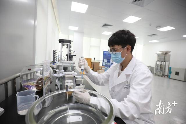 位于橫琴·澳門青年創(chuàng)業(yè)者內(nèi)的珠海澳大研究院，工作人員正在進(jìn)行科研實(shí)驗(yàn)。南方+記者 關(guān)銘榮 攝