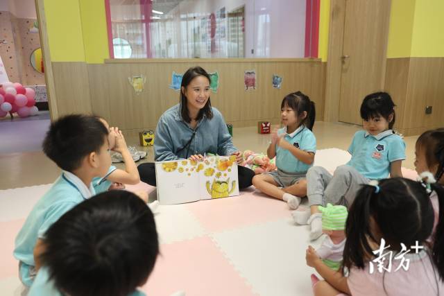 橫琴新街坊家庭服務(wù)中心，孩子們在聽繪本故事。南方+記者 關(guān)銘榮 攝