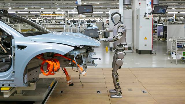 2024年，我國每產4輛新能源汽車，就有一輛來自廣東；每產5臺工業機器人，就有2.2臺來自廣東；每產5部智能手機，就有2部來自廣東。