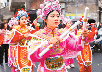 春節期間,英歌舞隊員在廣東省汕頭市潮陽區海門鎮街頭巡游表演。王文攝(人民視覺) 春節期間,英歌舞隊員在廣東省汕頭市潮陽區海門鎮街頭巡游表演。王文攝(人民視覺)