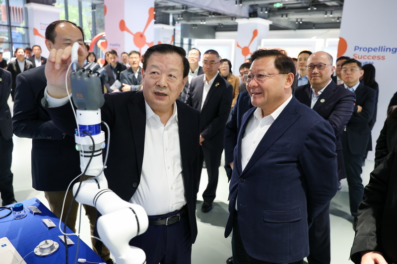 夏寶龍走訪香港科學(xué)園深圳分園