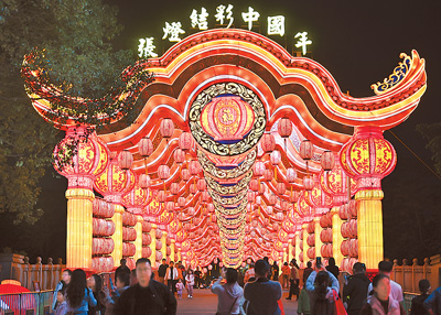 游客在參觀2025年粵港澳大灣區燈會。 游客在參觀2025年粵港澳大灣區燈會。