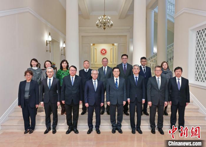 2月14日，香港特區行政長官李家超(前排右四)率多位香港特區政府官員在香港禮賓府會見率團來香港訪問的澳門特區行政長官岑浩輝(前排左四)一行。　香港特區政府新聞處供圖