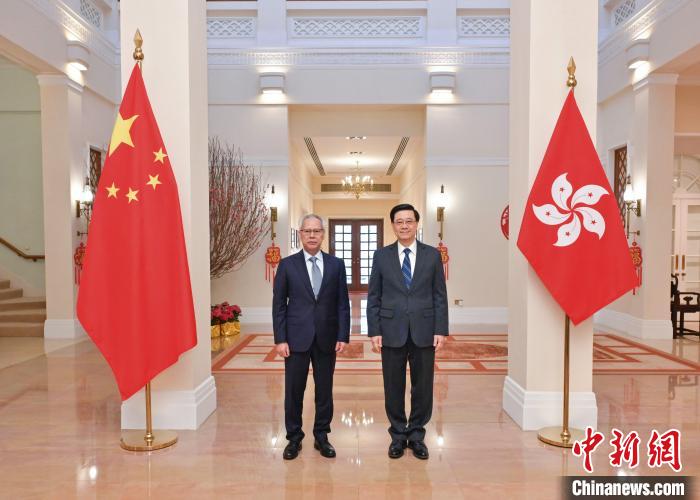 2月14日，香港特區行政長官李家超(右)在香港禮賓府會見率團來香港訪問的澳門特區行政長官岑浩輝(左)。　香港特區政府新聞處供圖