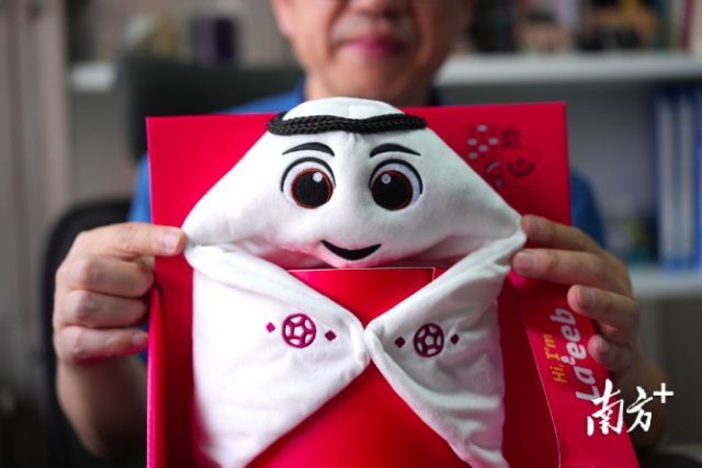 世界杯吉祥物拉伊卜（La'eeb）毛絨玩具。