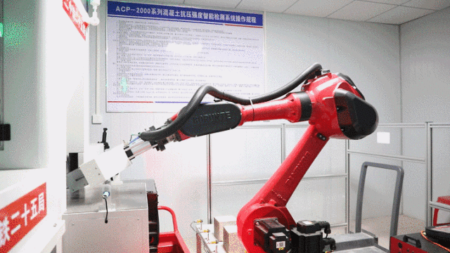 廣東各個重大項目工地建設不停歇，奮戰開門紅，機器人“工友”們也在多個工地上崗，助力大項目“加速跑”。